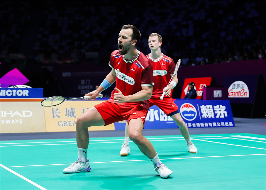 3700平米！蓉城球迷打造亚冠史诗级Tifo 40℃高温下千人接力绘制